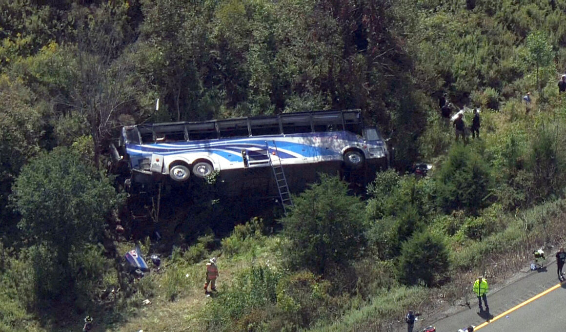 1-dead,-over-40-injured-in-rollover-crash-of-bus-carrying-students-in-new-york
